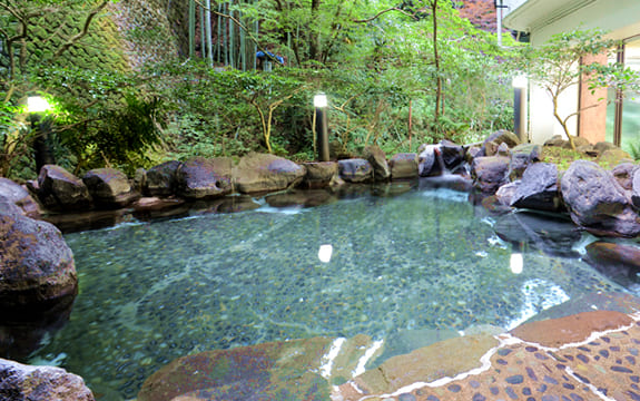 温泉に入り道中の疲れを癒やす