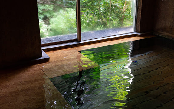 温泉で移動の疲れを癒す